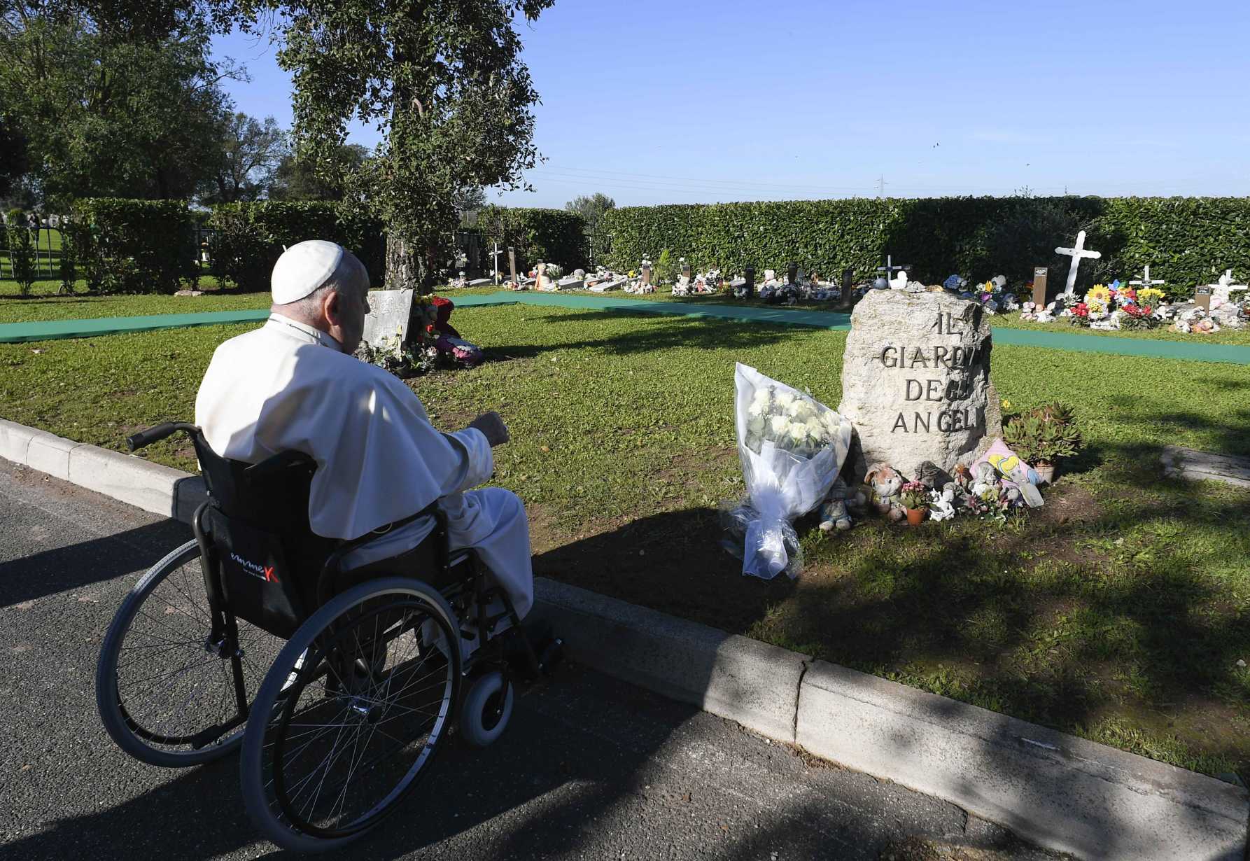 On All Souls Day, pope prays at graves of children, miscarried infants