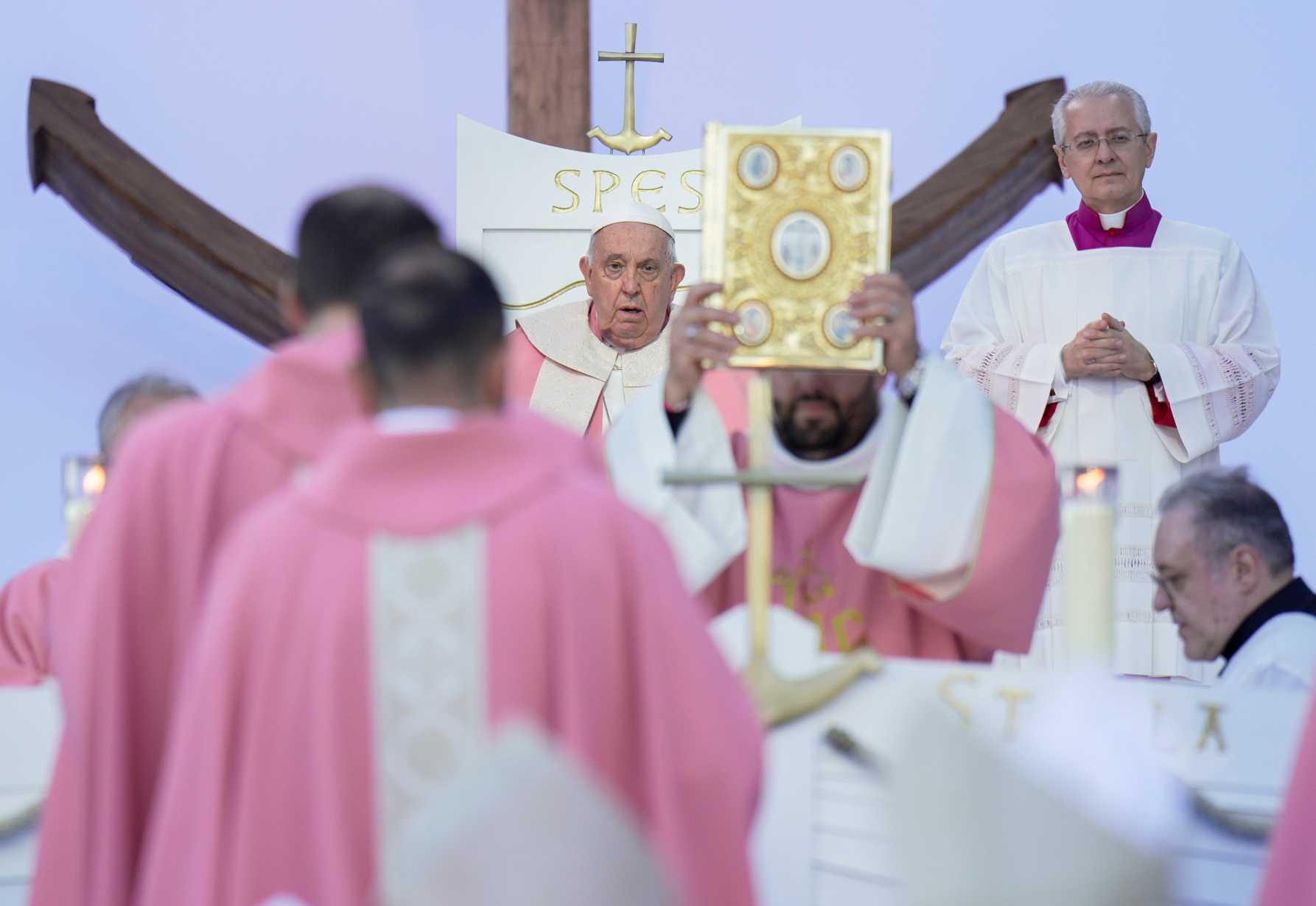 Pope praises popular piety during first-ever papal Mass in Corsica