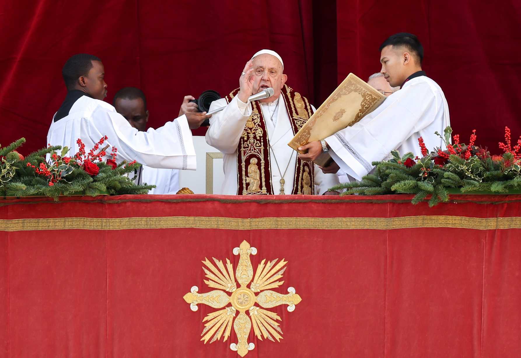 Pope urges war-torn world to walk through door of peace on Christmas