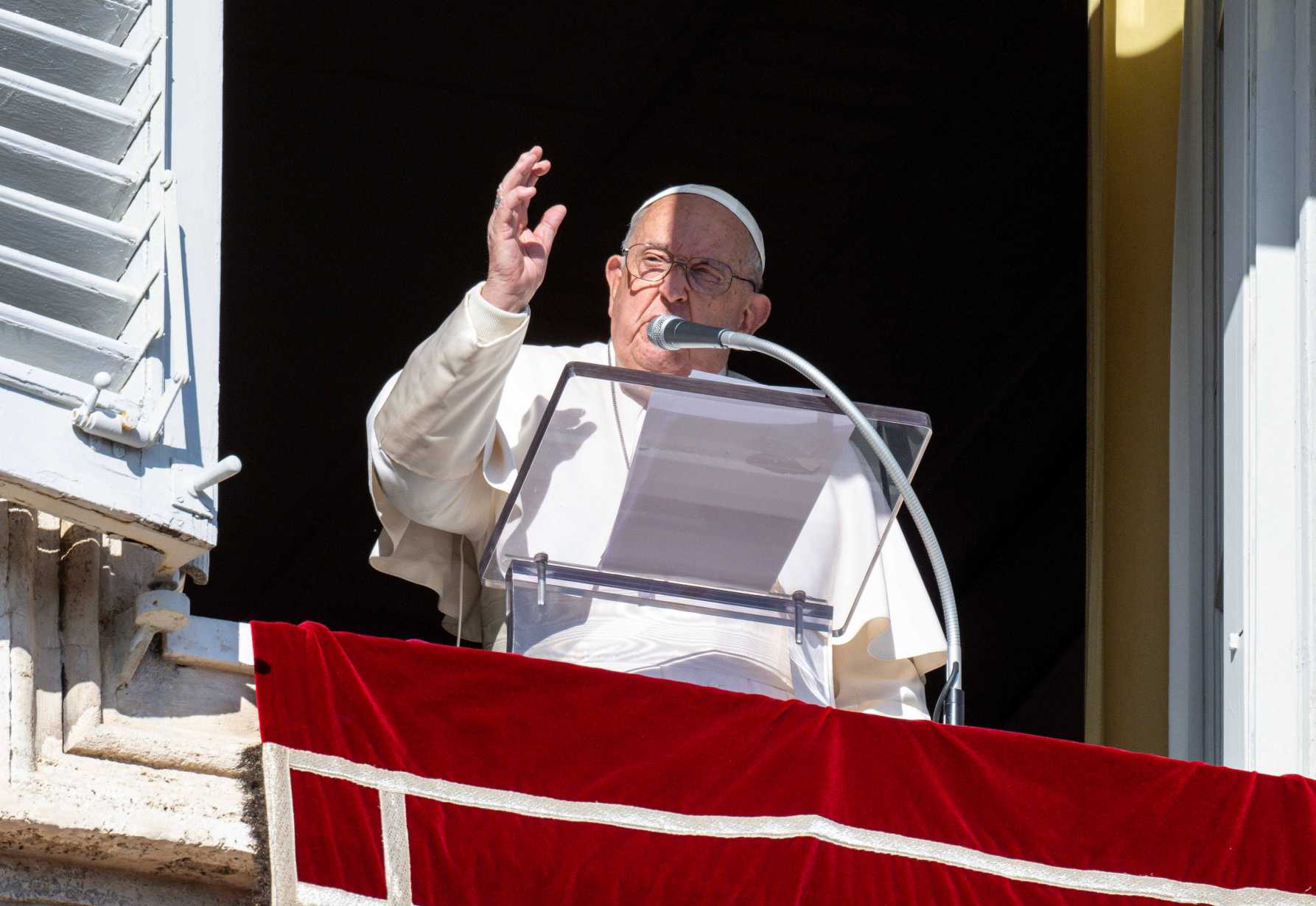 Lighten burdens by making room for the Lord, pope says at Angelus