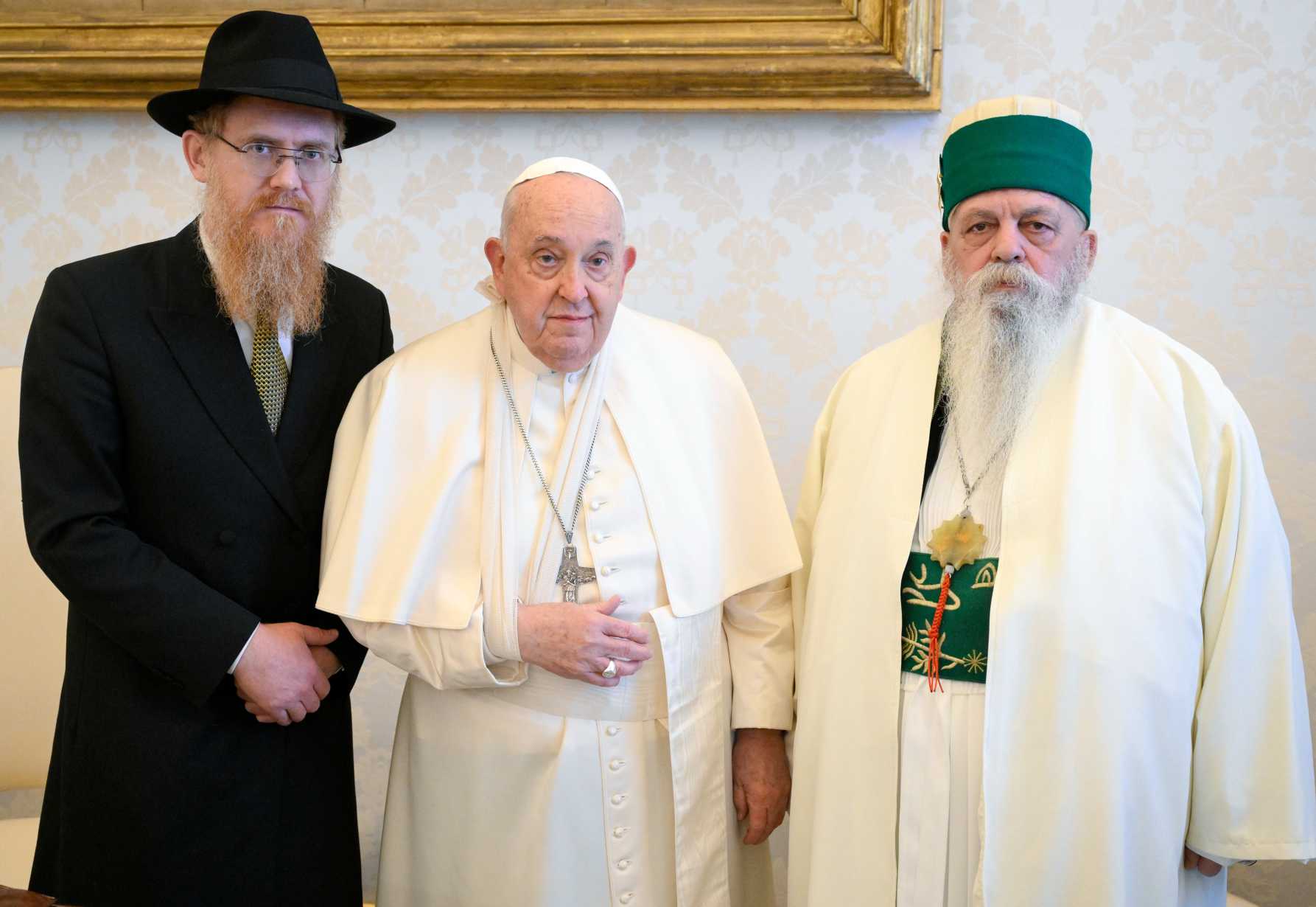 Pope injures arm in a fall, wears sling at audiences