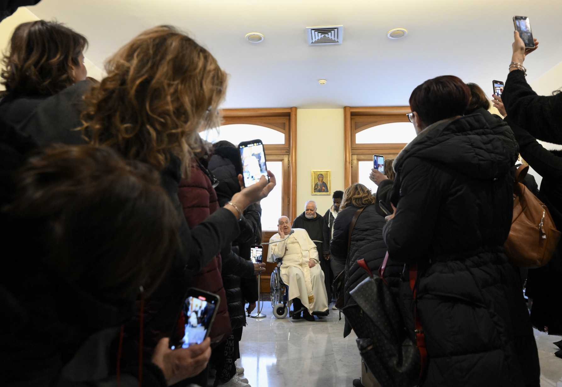 Welcoming a child opens new world of joy, pope tells health workers