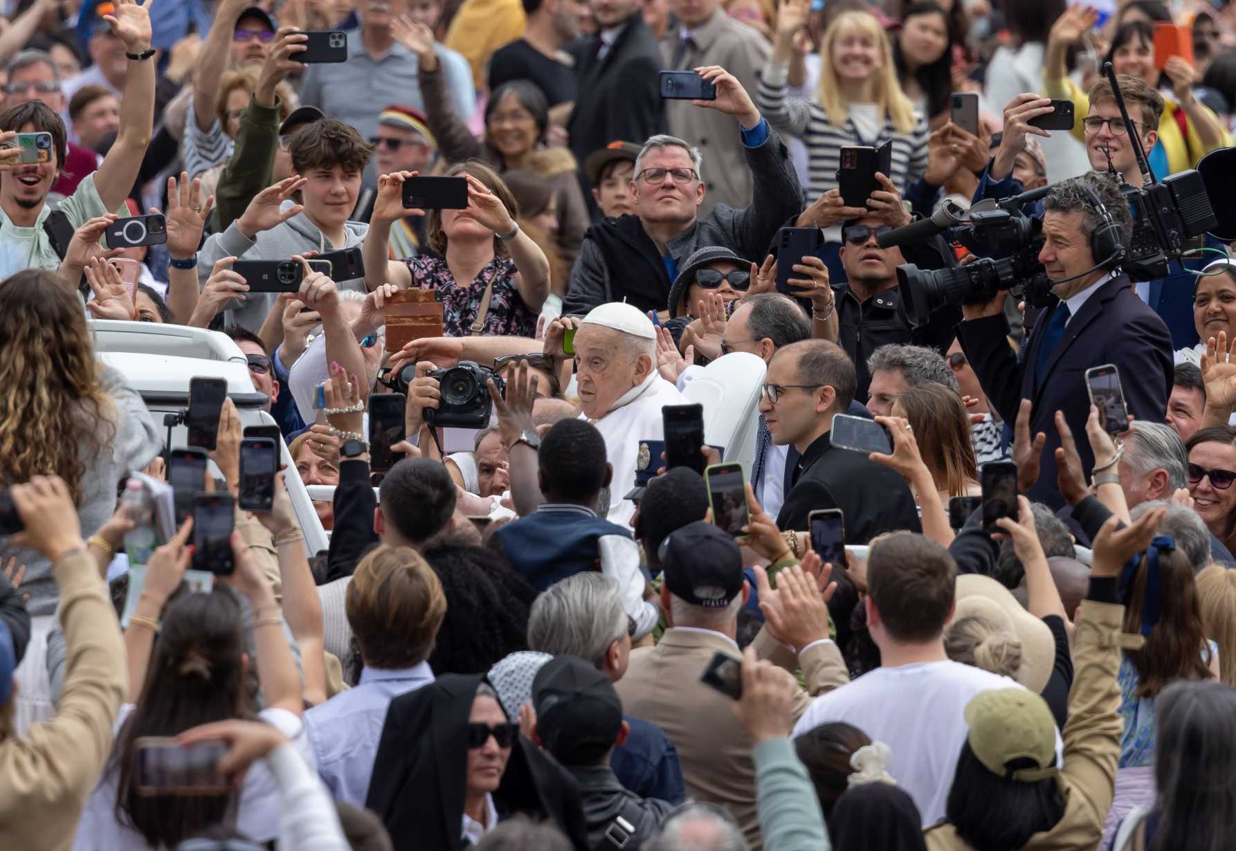 Pope thanks nurse for taking him to St. Peter's Square one last time