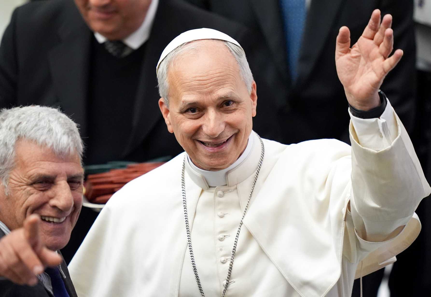 Pope thanks media, urges them to be peacemakers