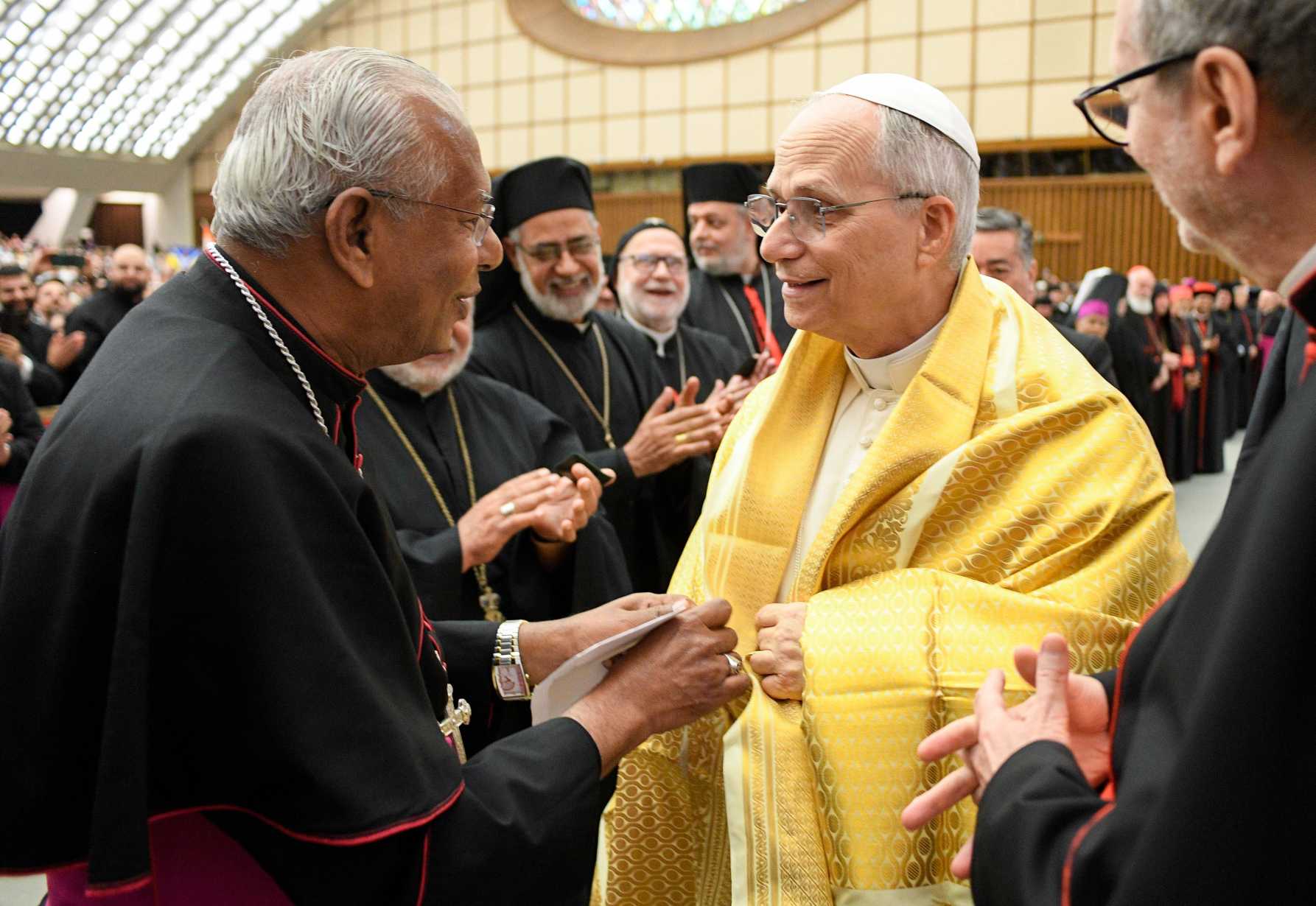 Meeting Eastern Catholics, pope pledges to be peacemaker