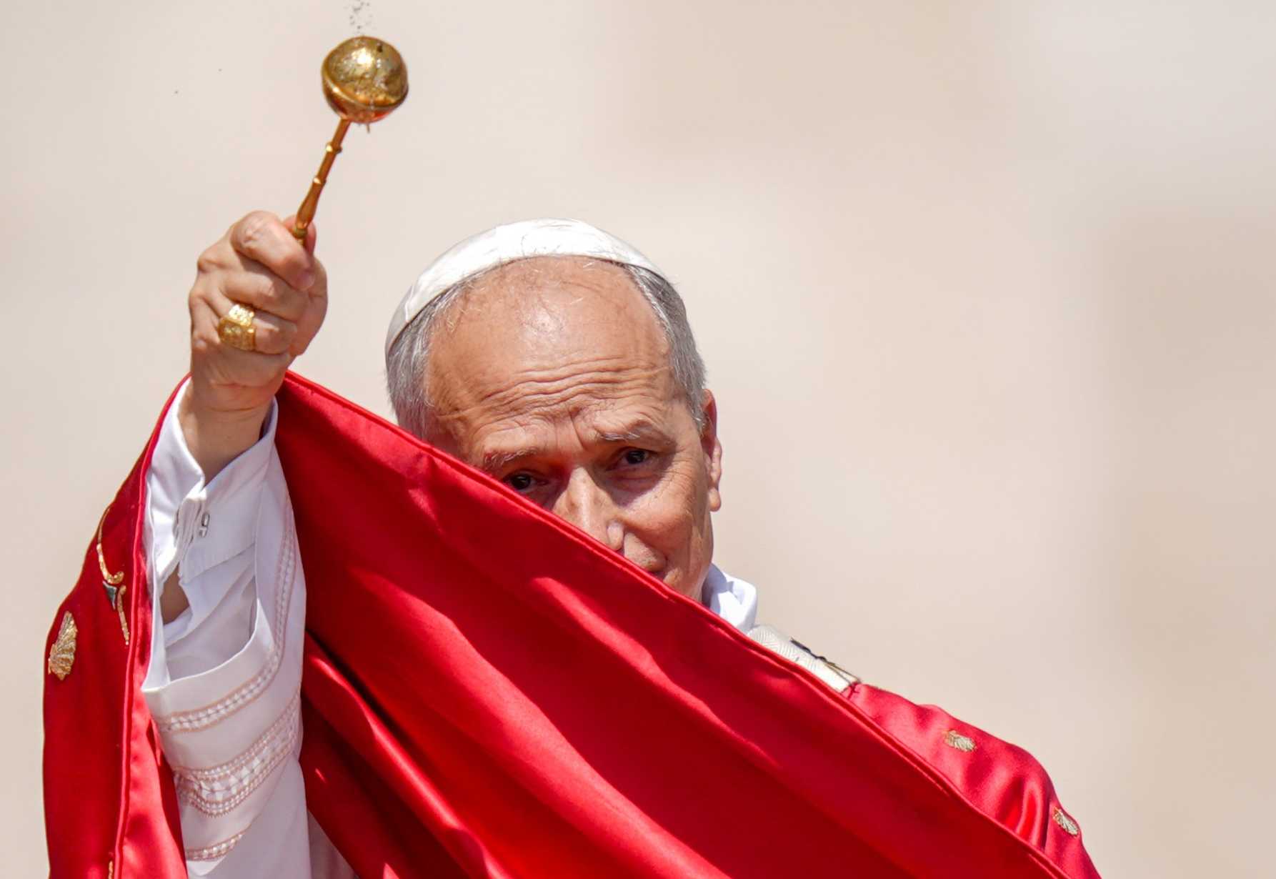God's love breaks down walls, opens borders, dispels hatred, pope says