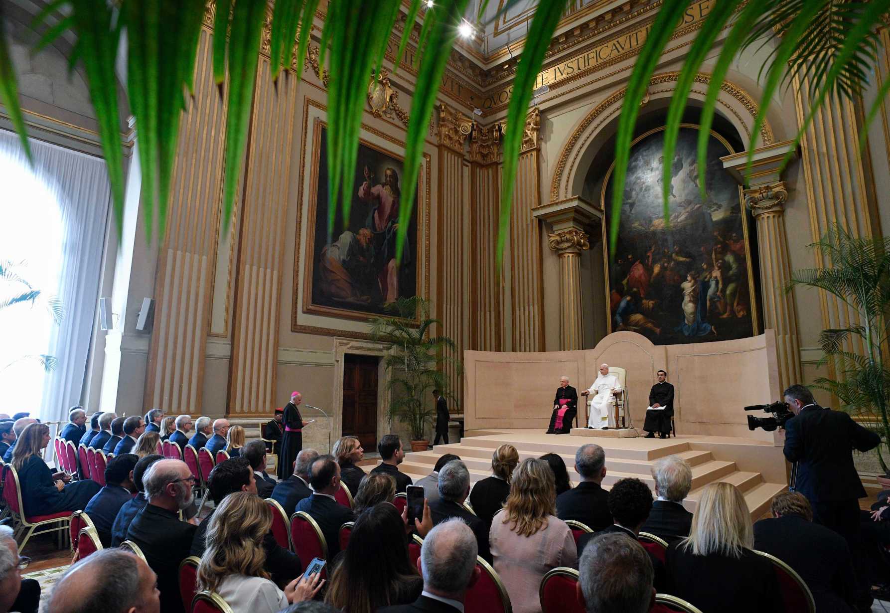 Political leaders must fix wealth gap, promote religious freedom, pope says