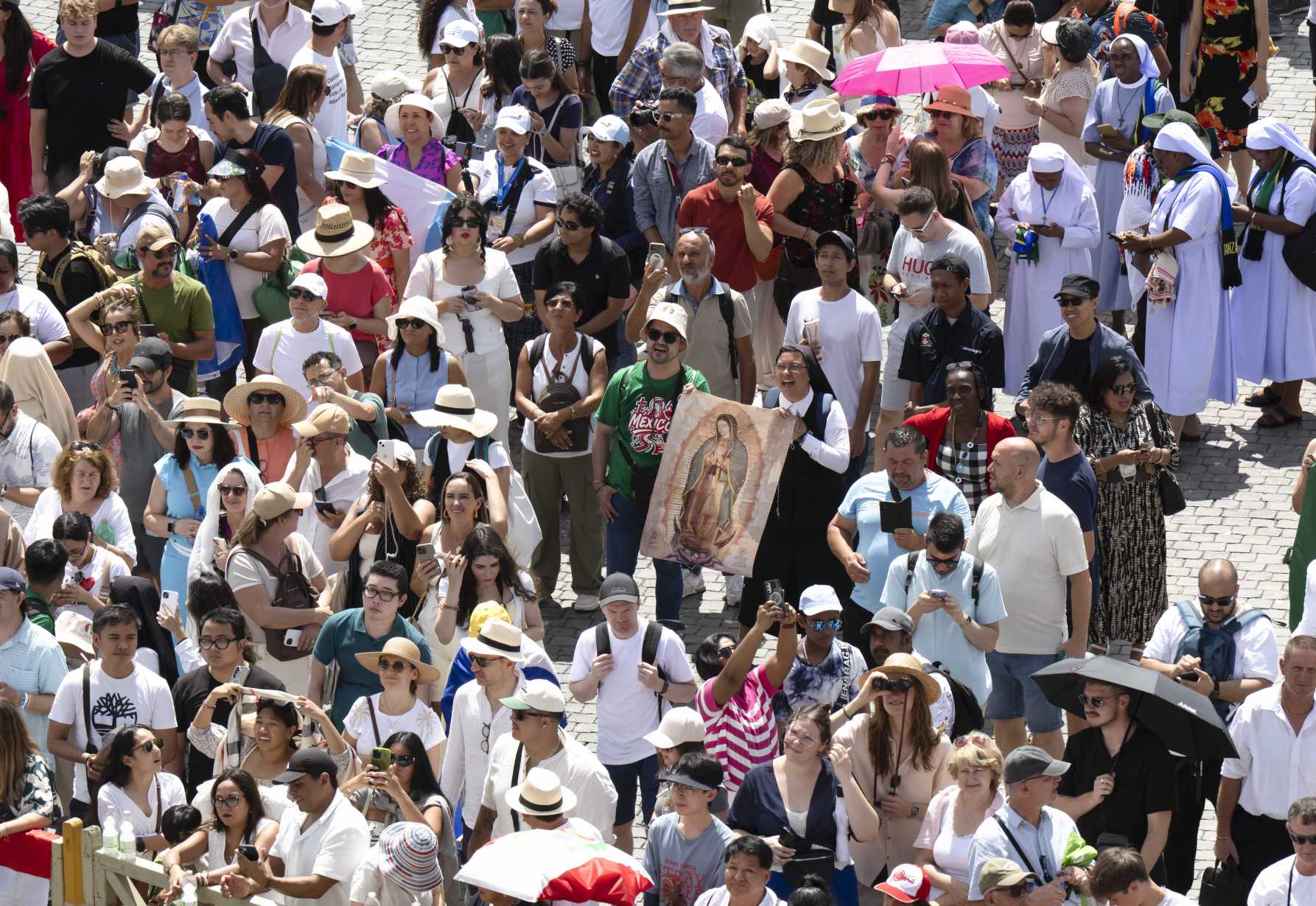 Pope welcomes young people to Rome for jubilee, thanks media for promoting truth