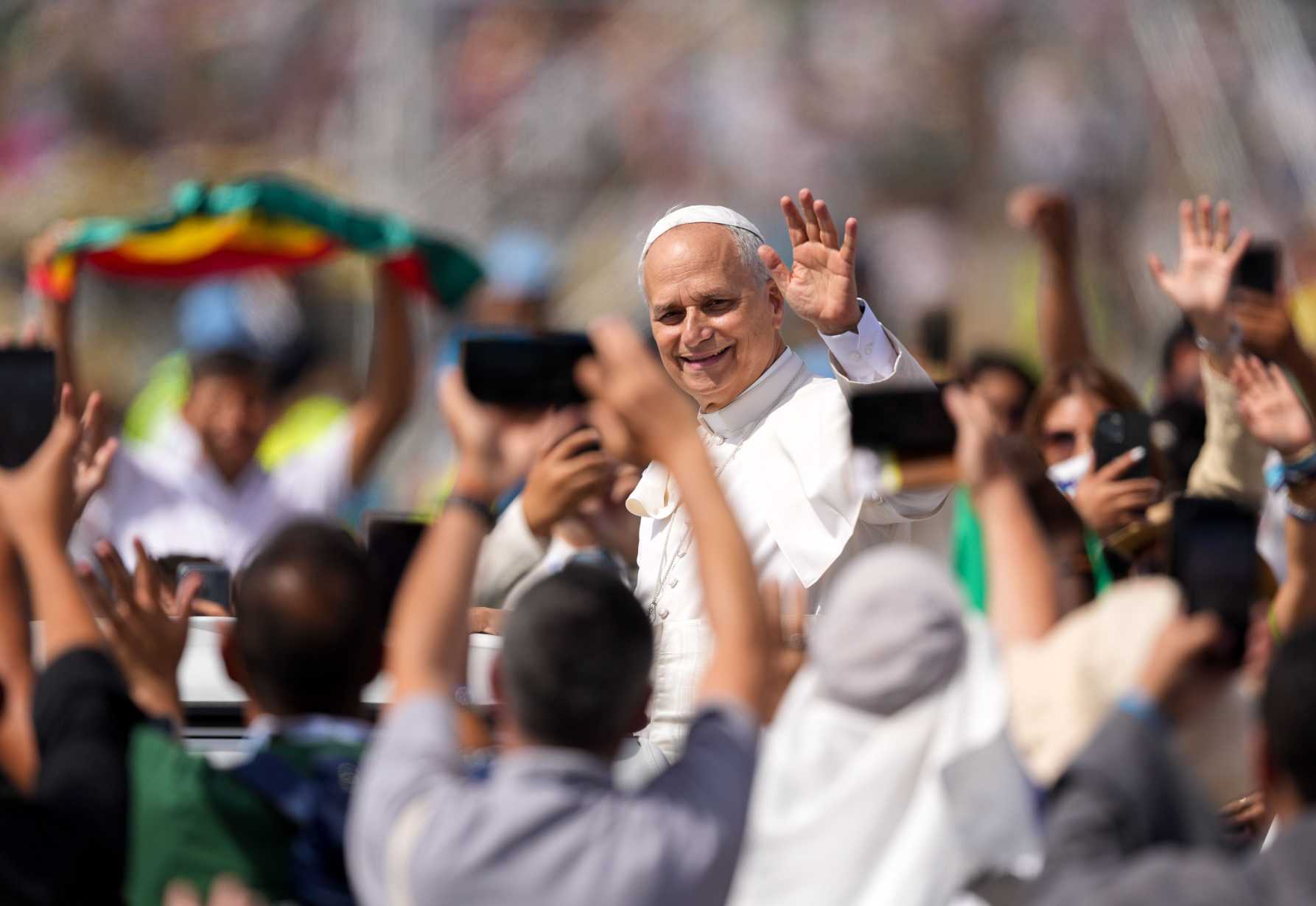 Don't settle for less; God is waiting to transform your life, pope tells youth