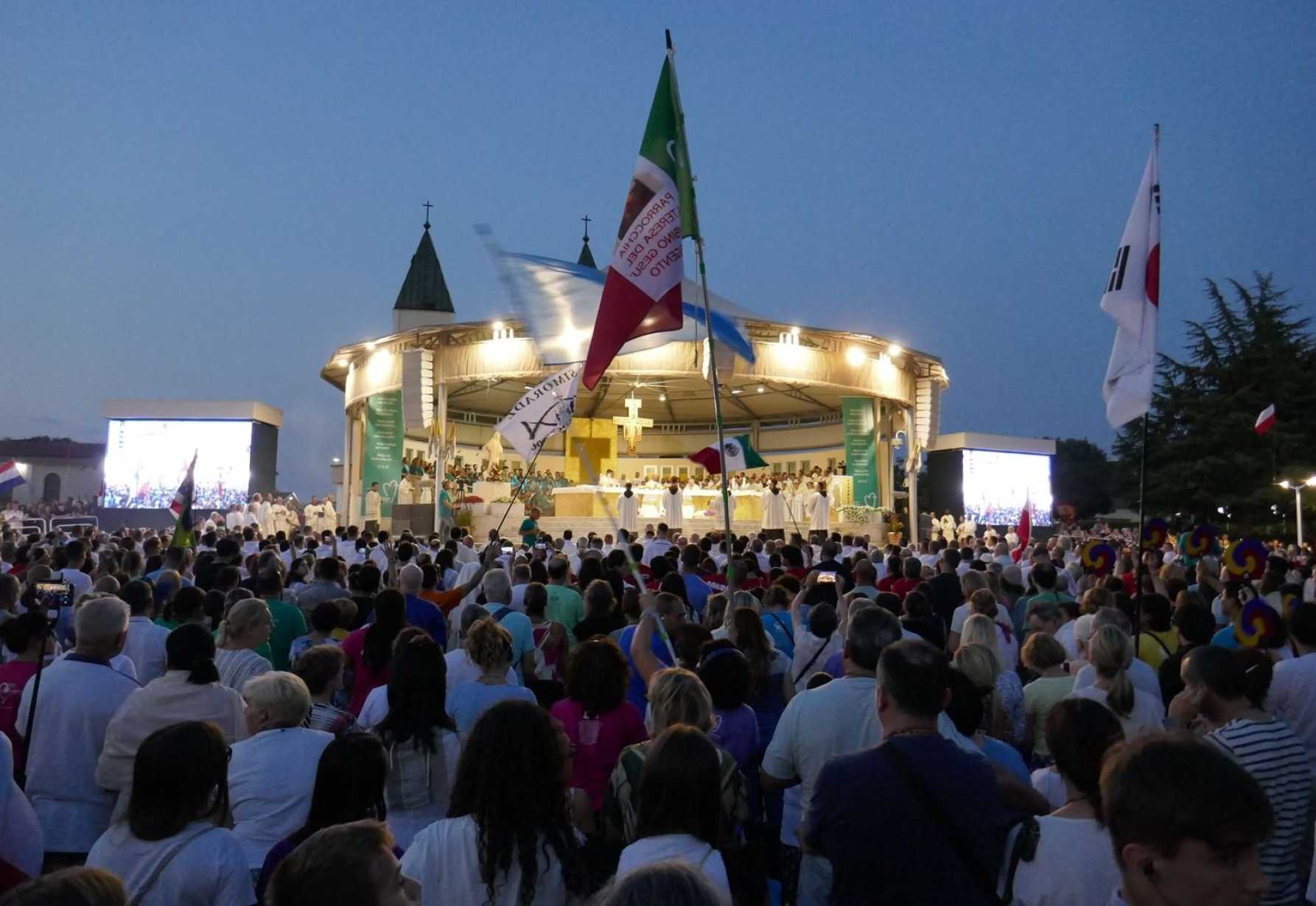 Journey together, seek real encounters, pope advises young people
