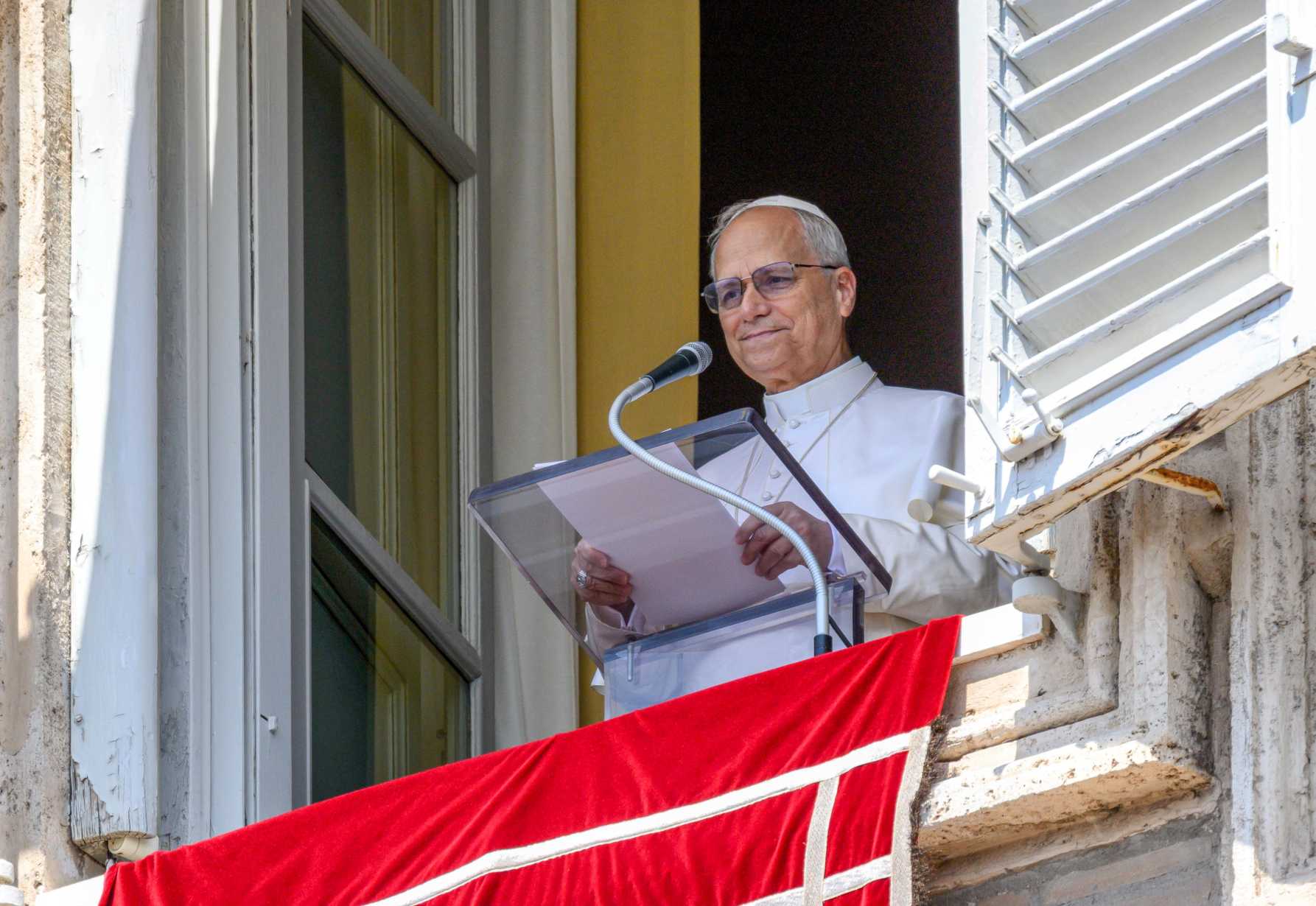 Pope prays world leaders recognize their responsibility for peace