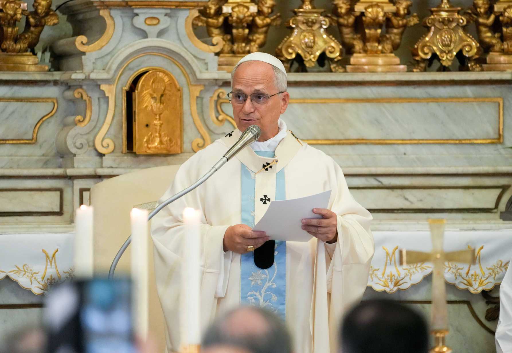 Praying for peace, pope encourages people to look to Mary with hope