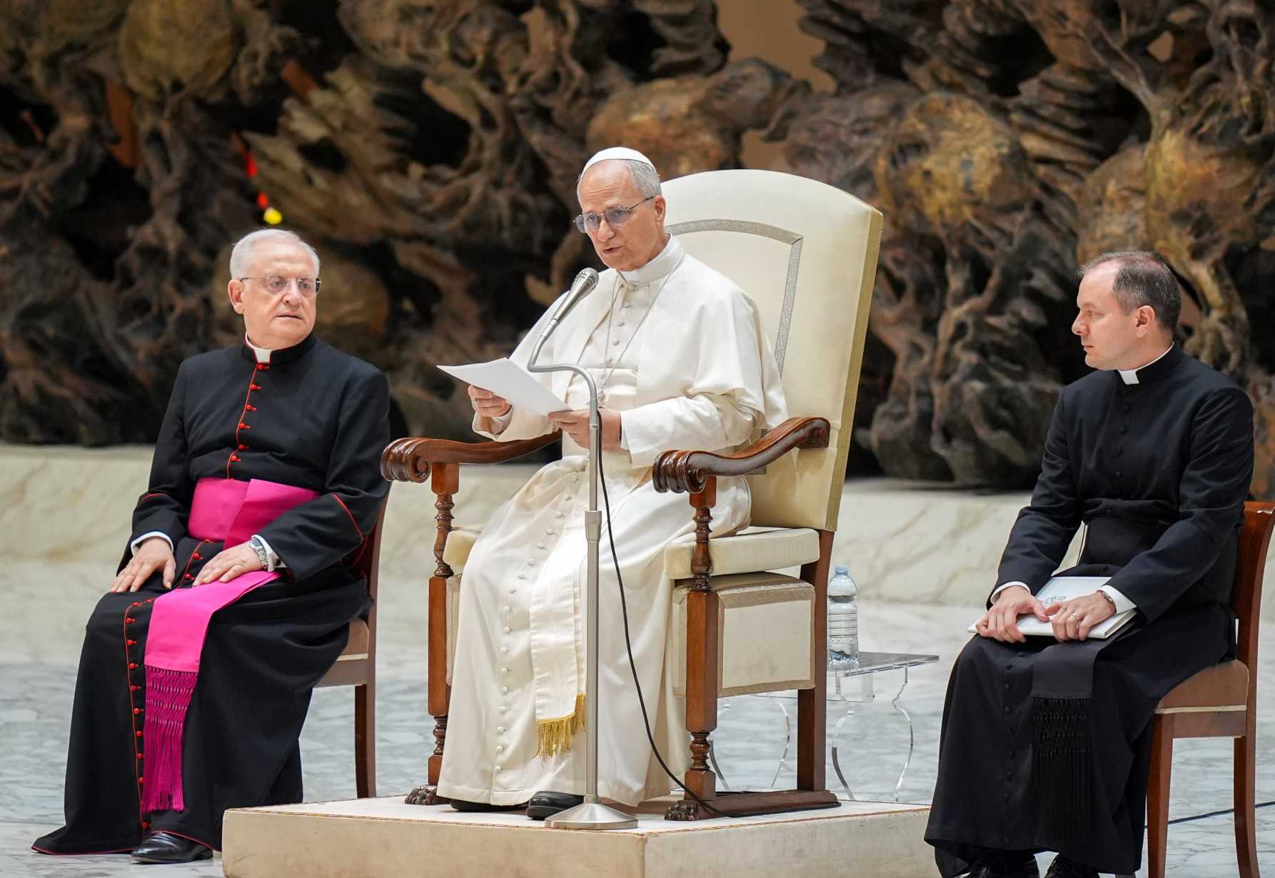 Pope pleads with Israel and Hamas to end the violence