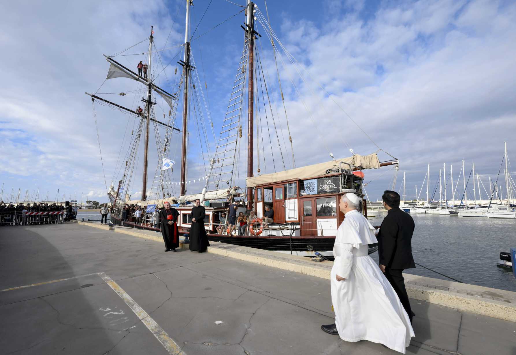 Pope boards sailboat to speak peace with young adults