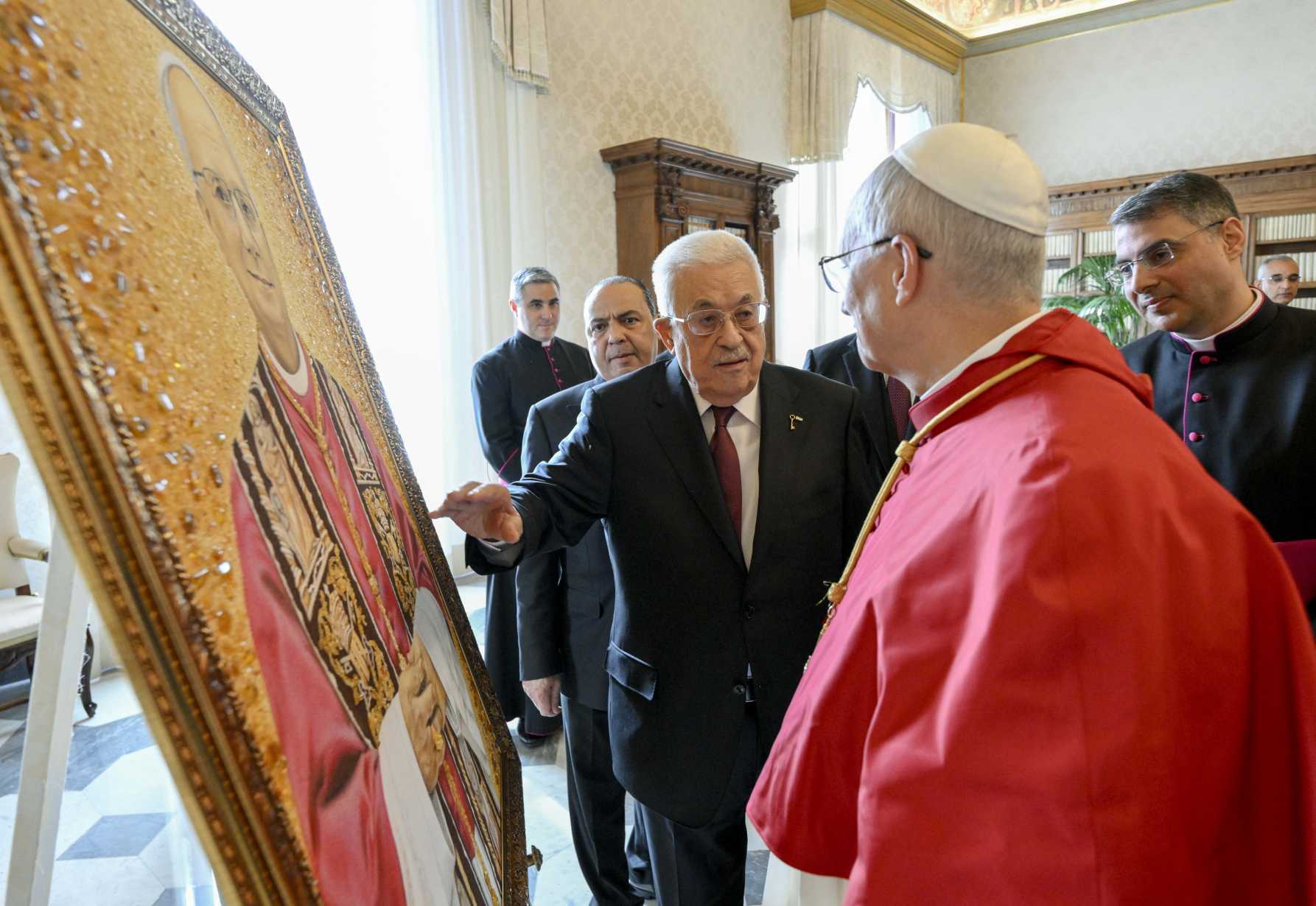 Pope welcomes Palestinian leader; discusses Gaza, peace