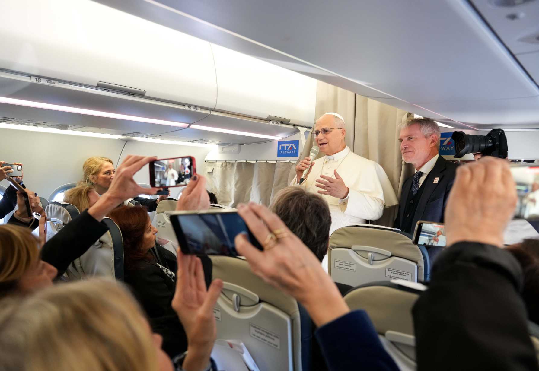 Pope arrives in Turkey giving thanks, preaching peace