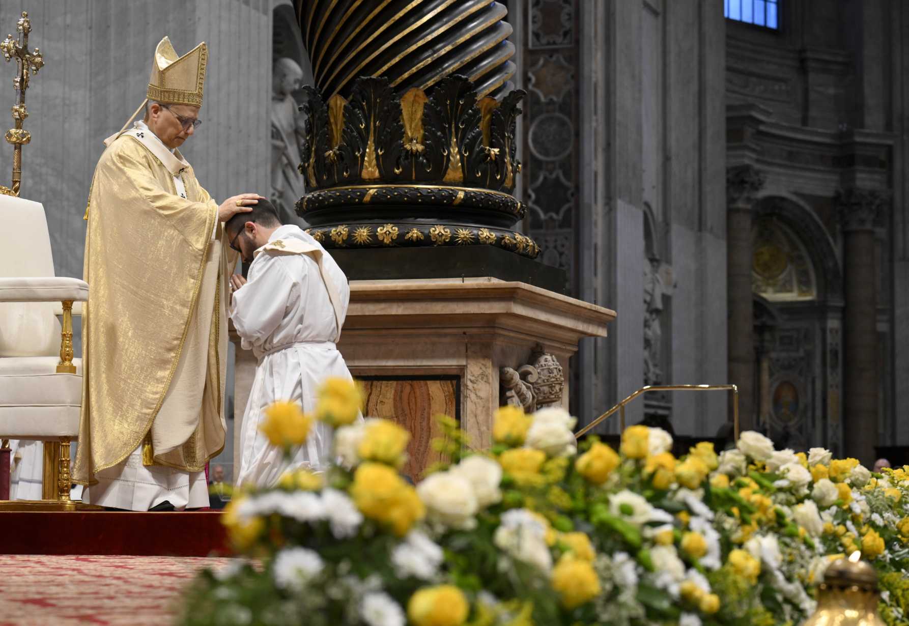Pope thanks priests, encourages them to share responsibilities with laity