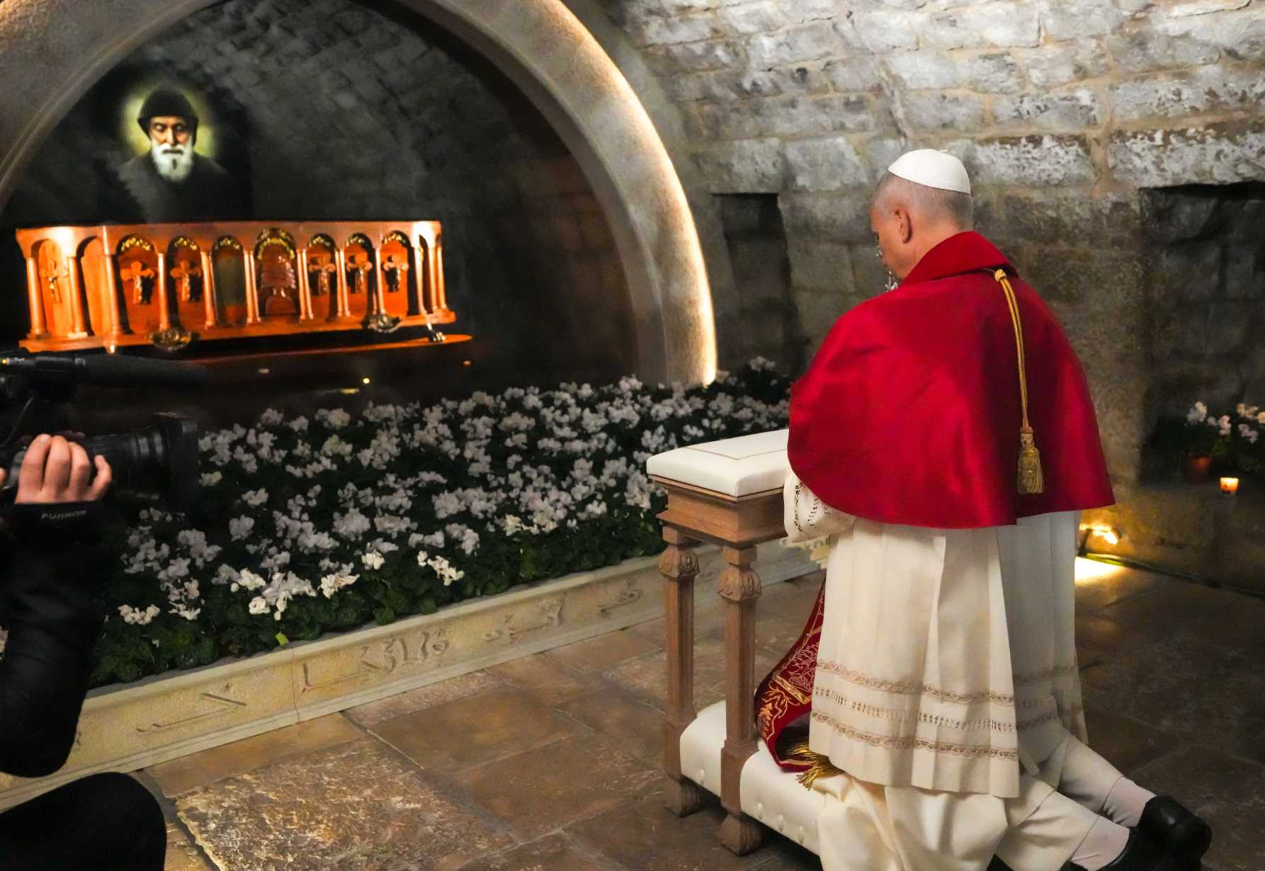 Love without fear, pope tells Lebanese church workers