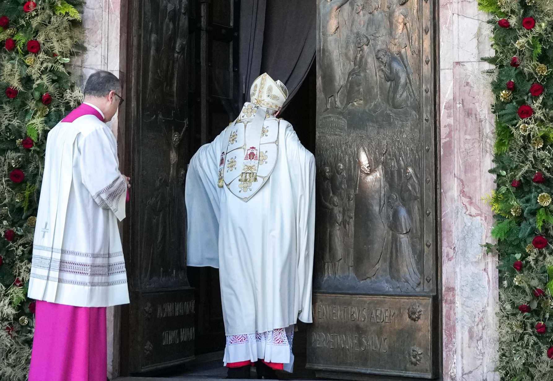 As Holy Doors close, cardinals emphasize God's arms are always open