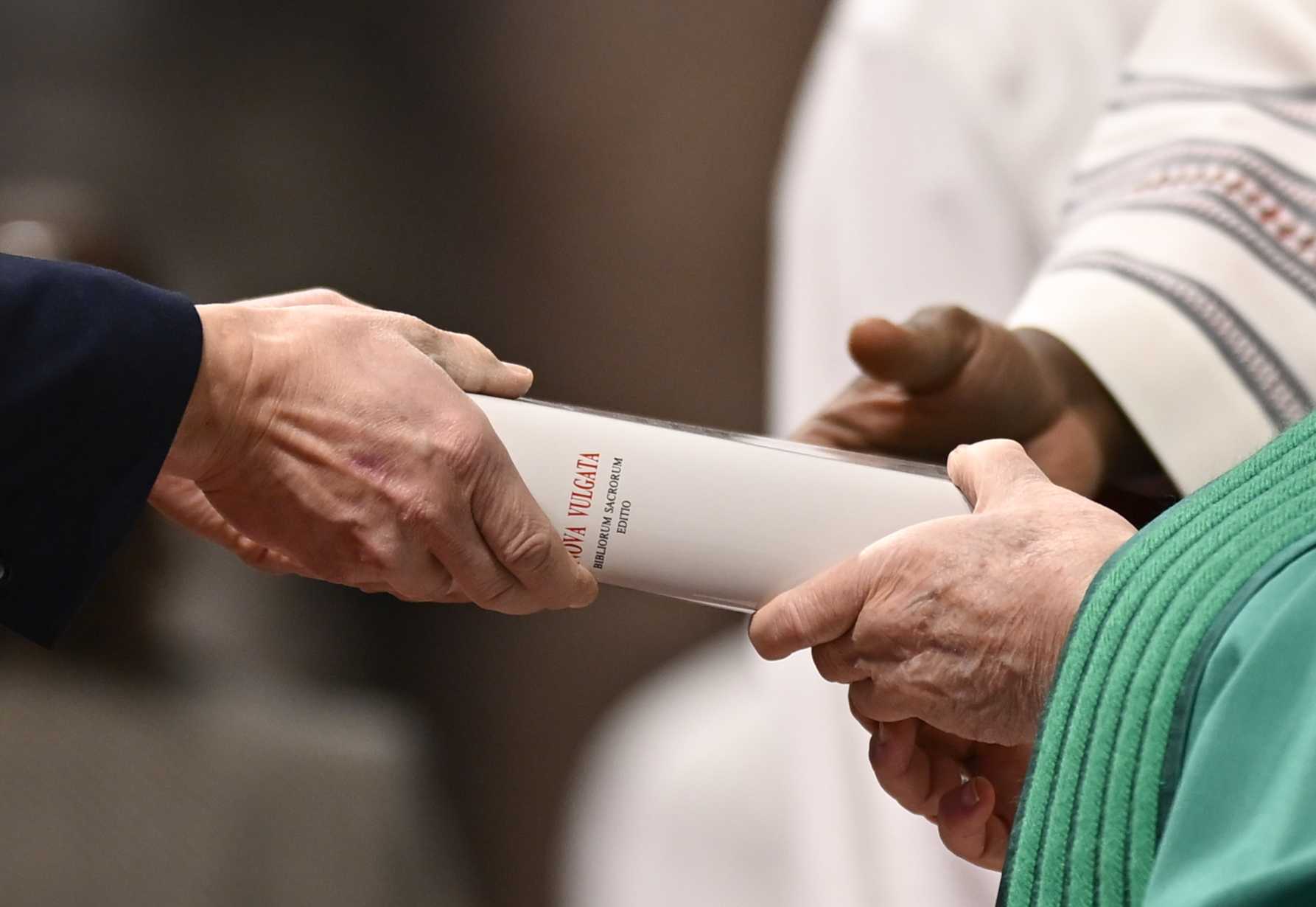 Papal commission votes against ordaining women deacons