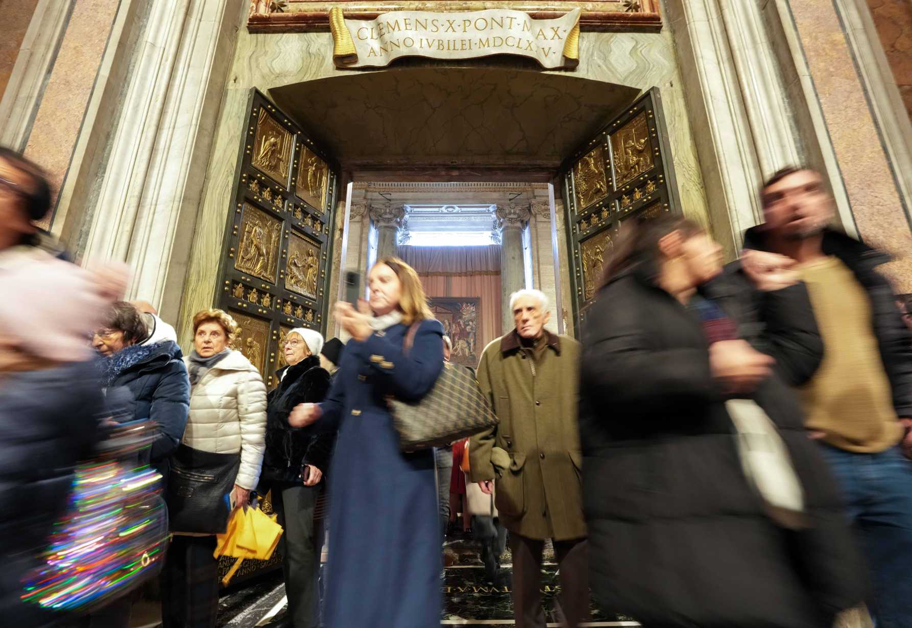 Torrential rains, looming deadline, don't deter last-minute pilgrims