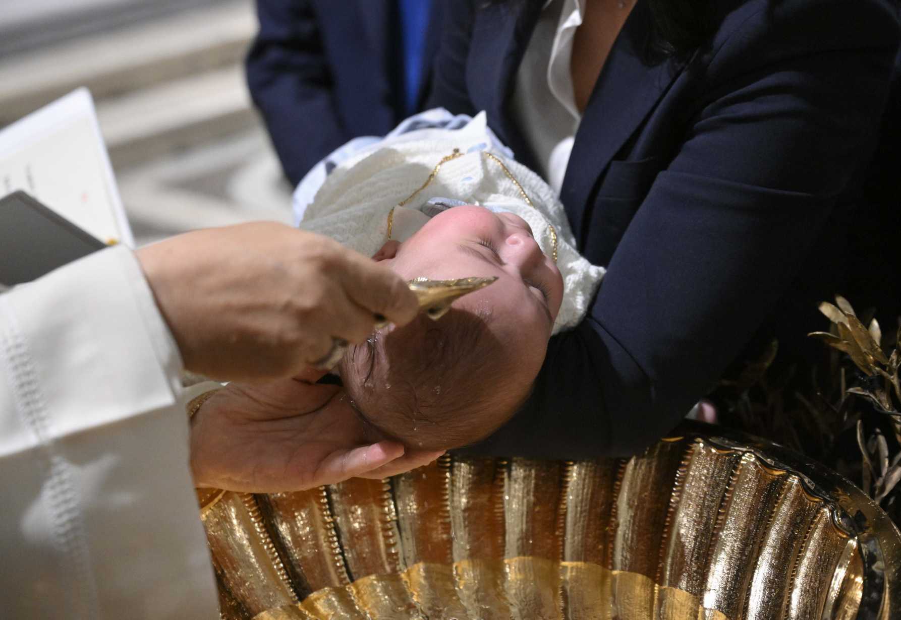 Baptism provides light in darkness, gateway to heaven, pope says