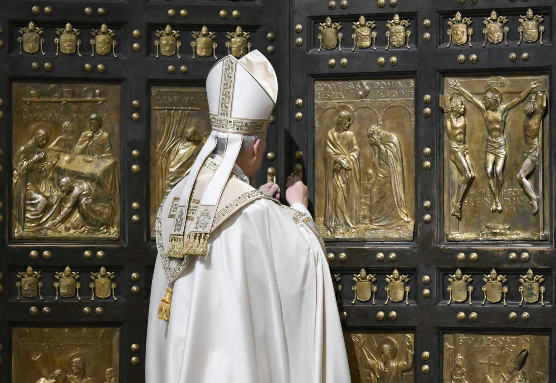 Christians must resist allure of power, serve humanity, pope says at end of Holy Year