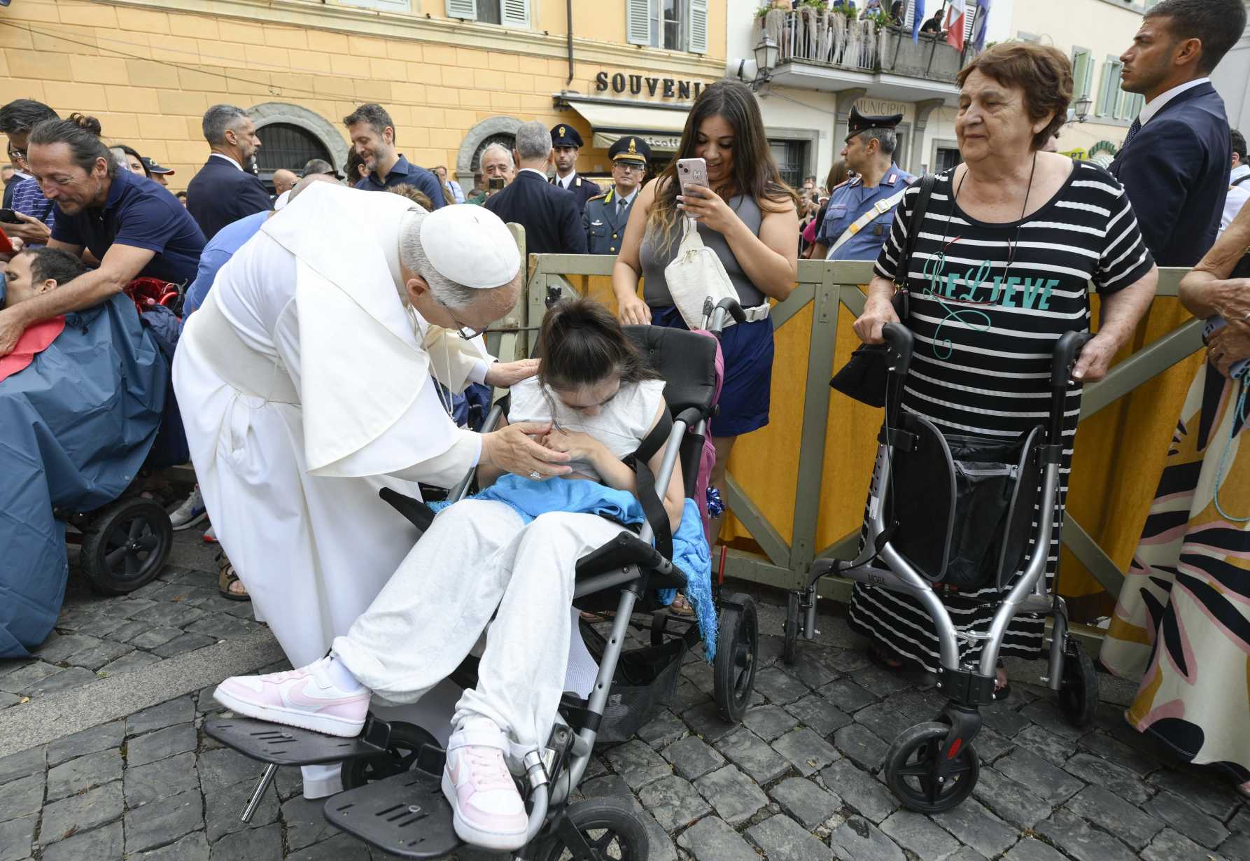 Everyone can be a good Samaritan, pope says in message for world's sick