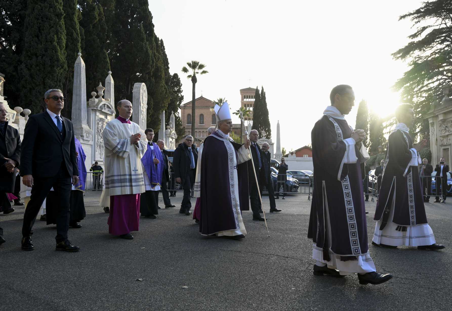 Dare to be free, join exodus away from stagnation, pope says on Ash Wednesday