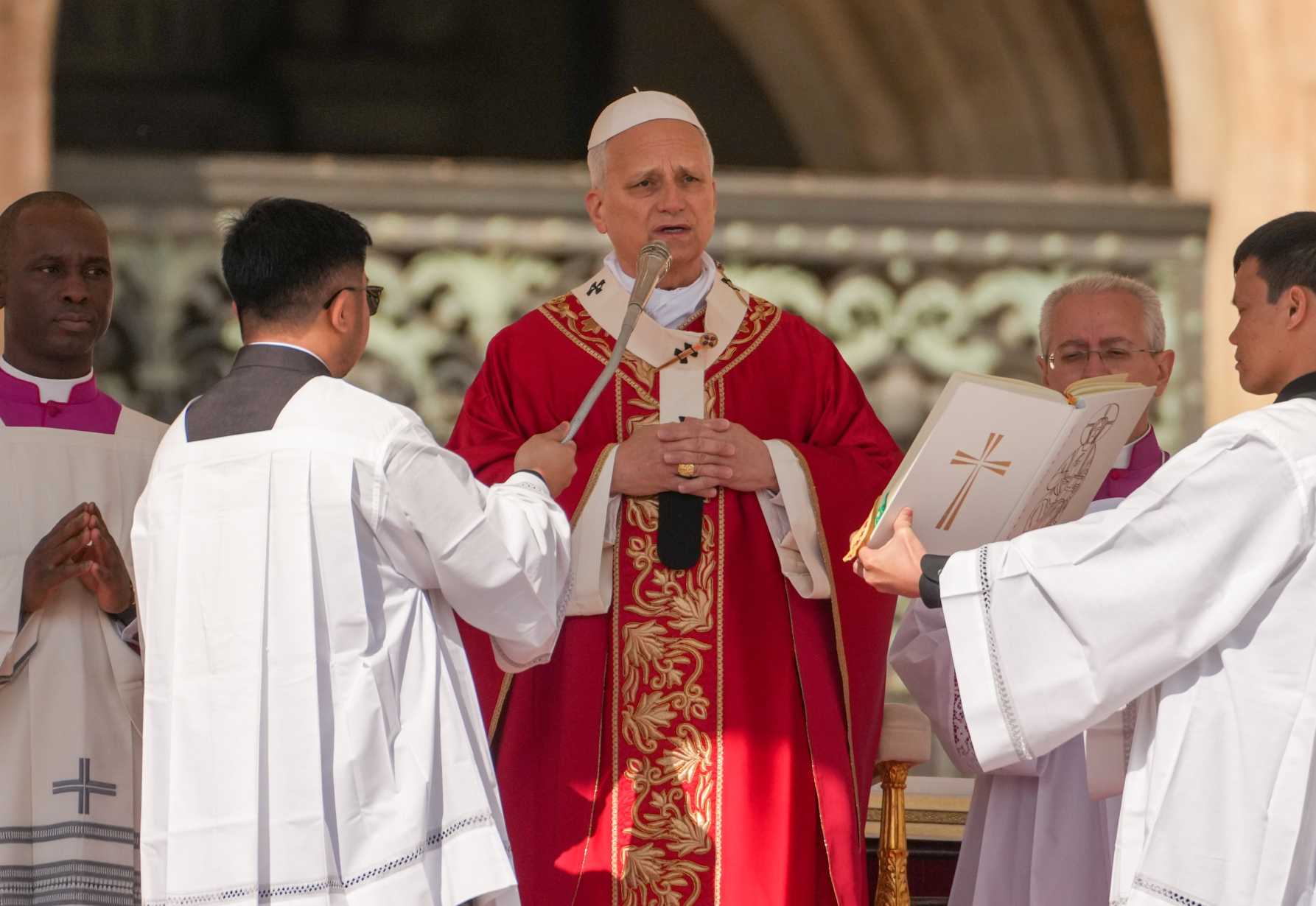 'Lay down your weapons,' pope says in Palm Sunday Mass, calling for peace