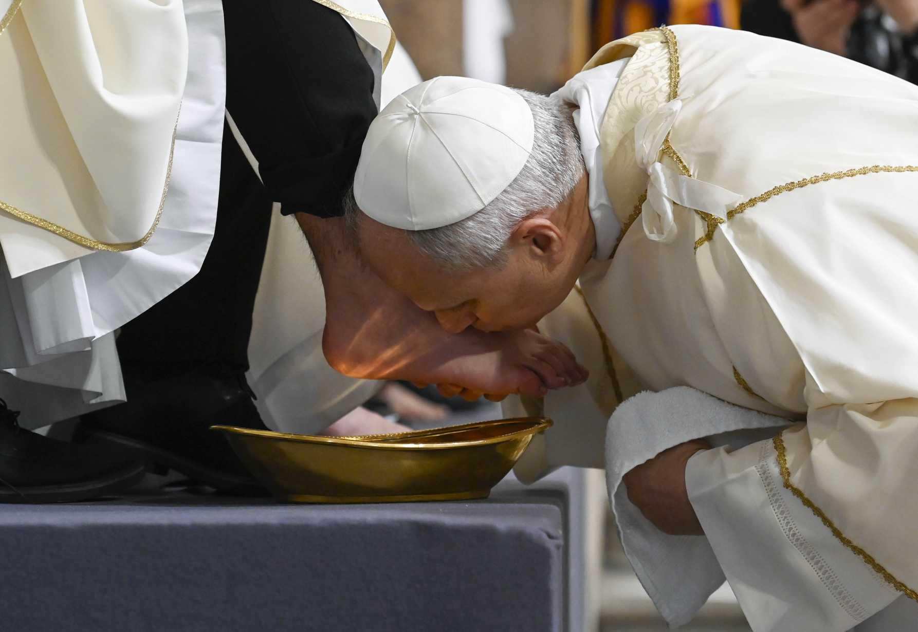 Jesus shows how to give life and freedom, not dominate and destroy, pope says 