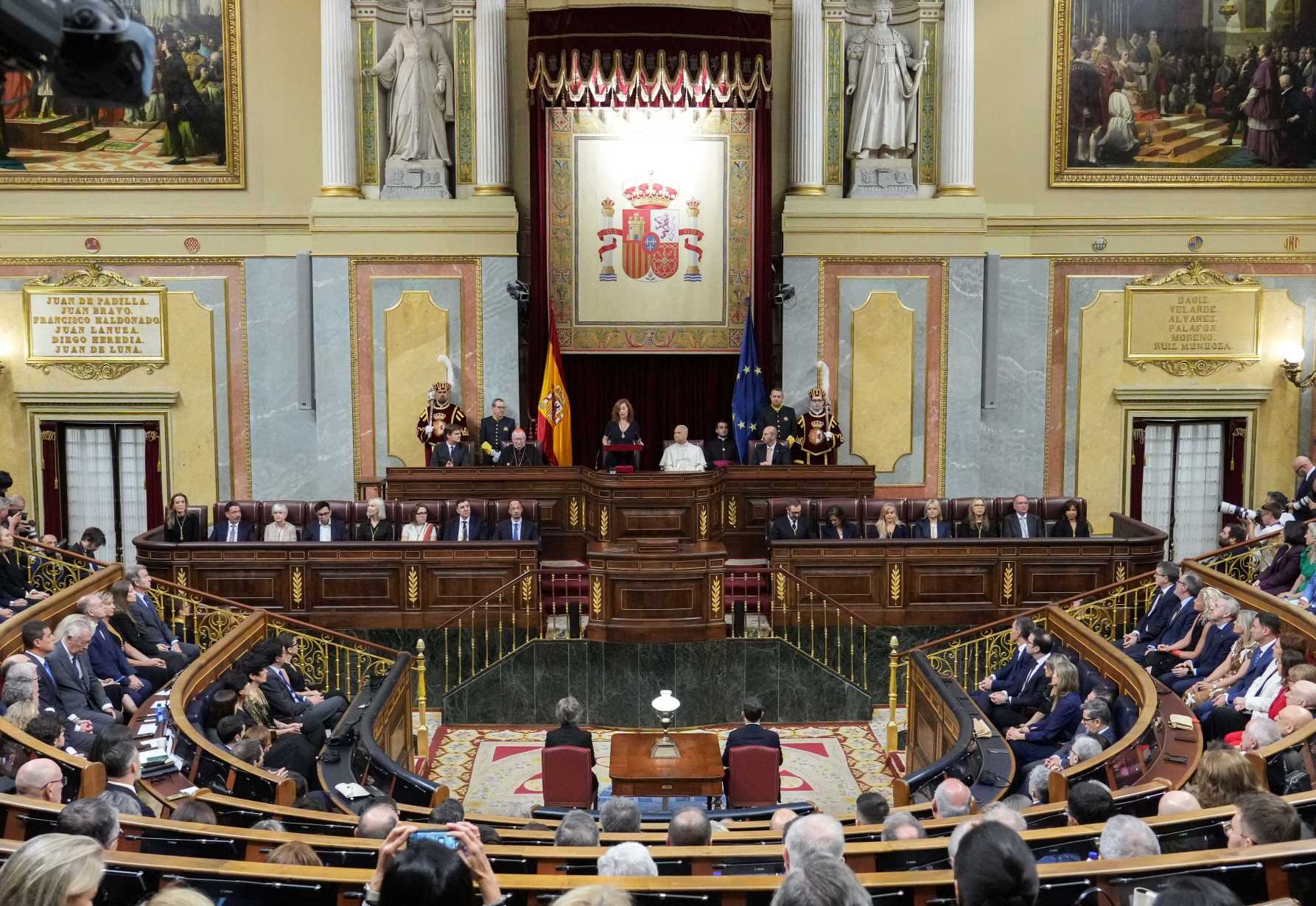 Secret to building peace lies in recognizing dignity of every person, pope tells lawmakers