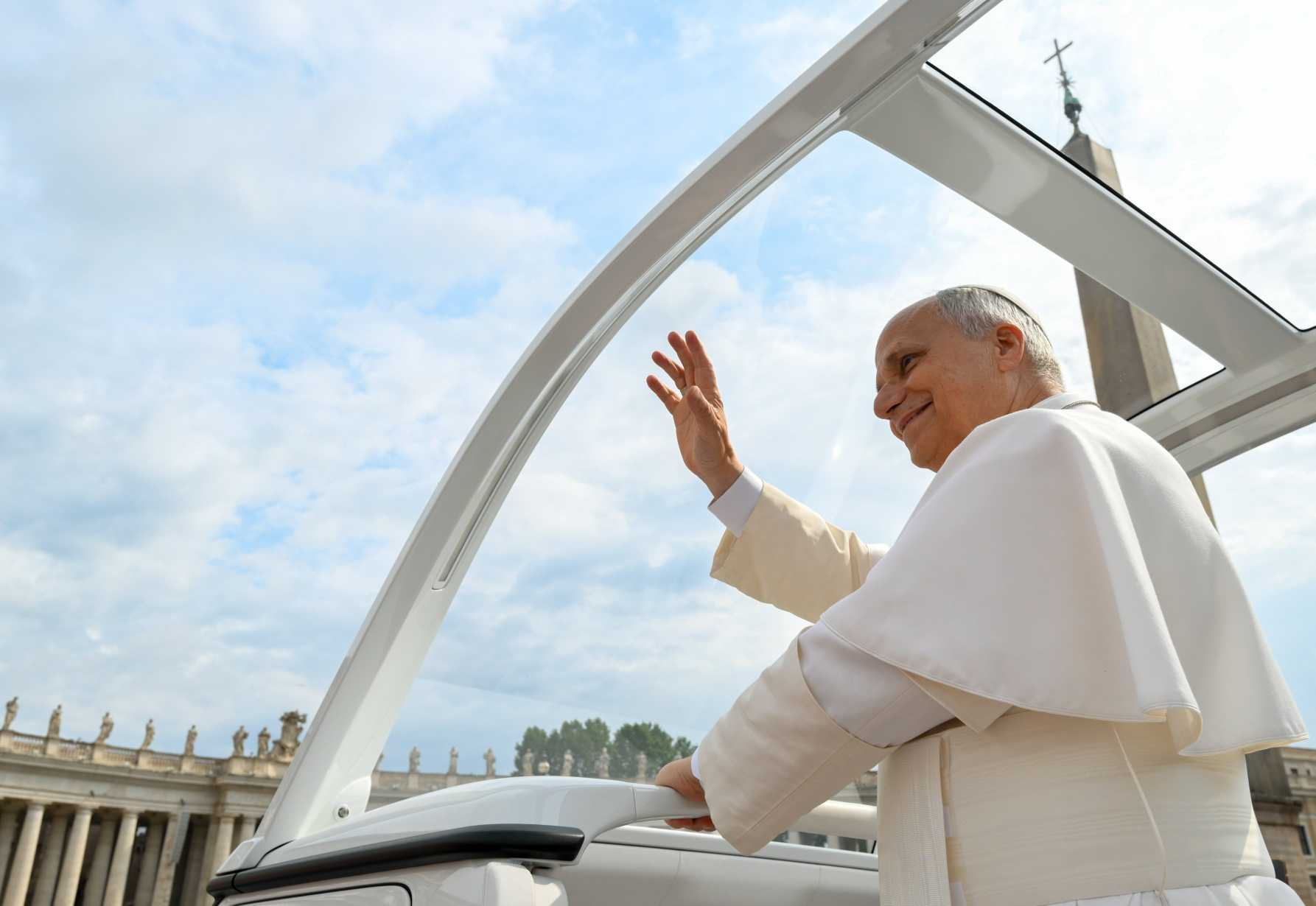 Liturgical rites and symbols reveal God's presence, Pope Leo says
