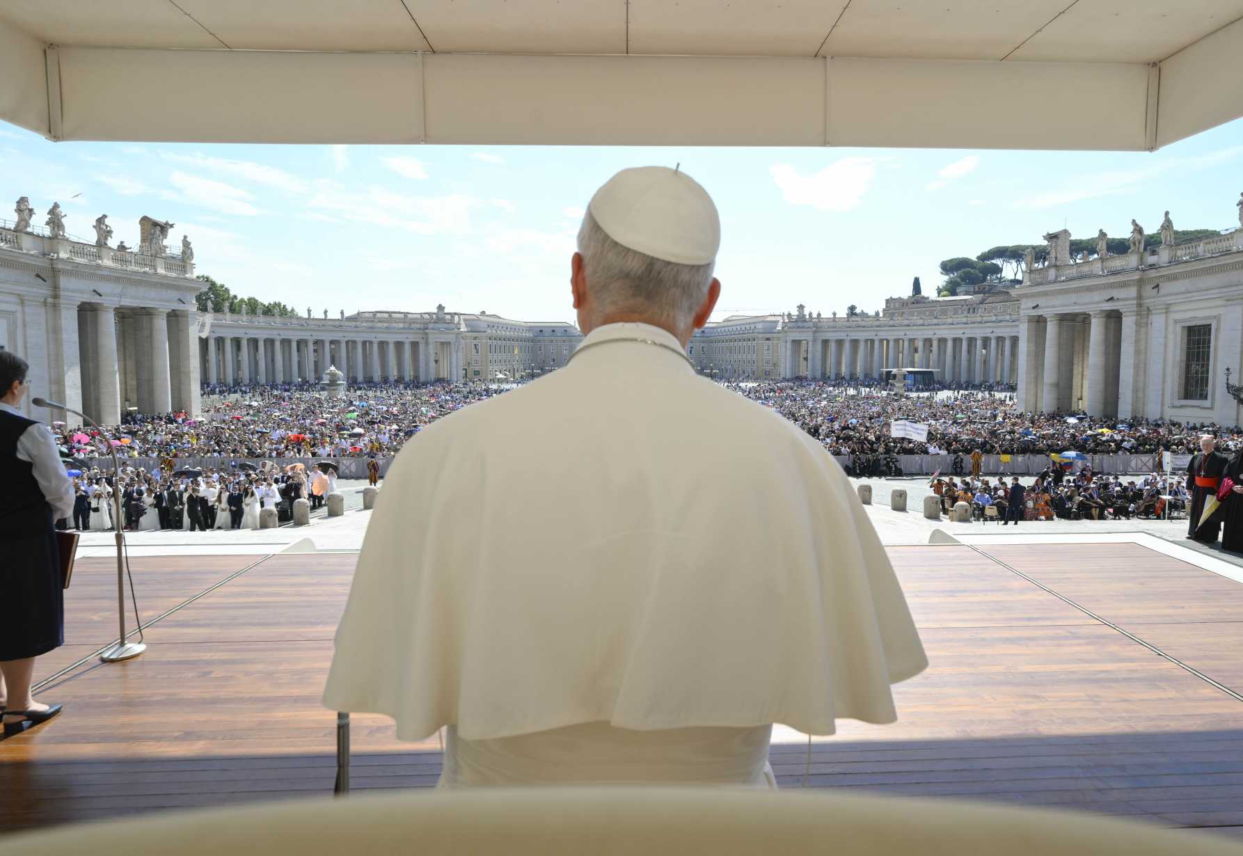 Eucharist transforms believers into Christ's body and counters division, pope says