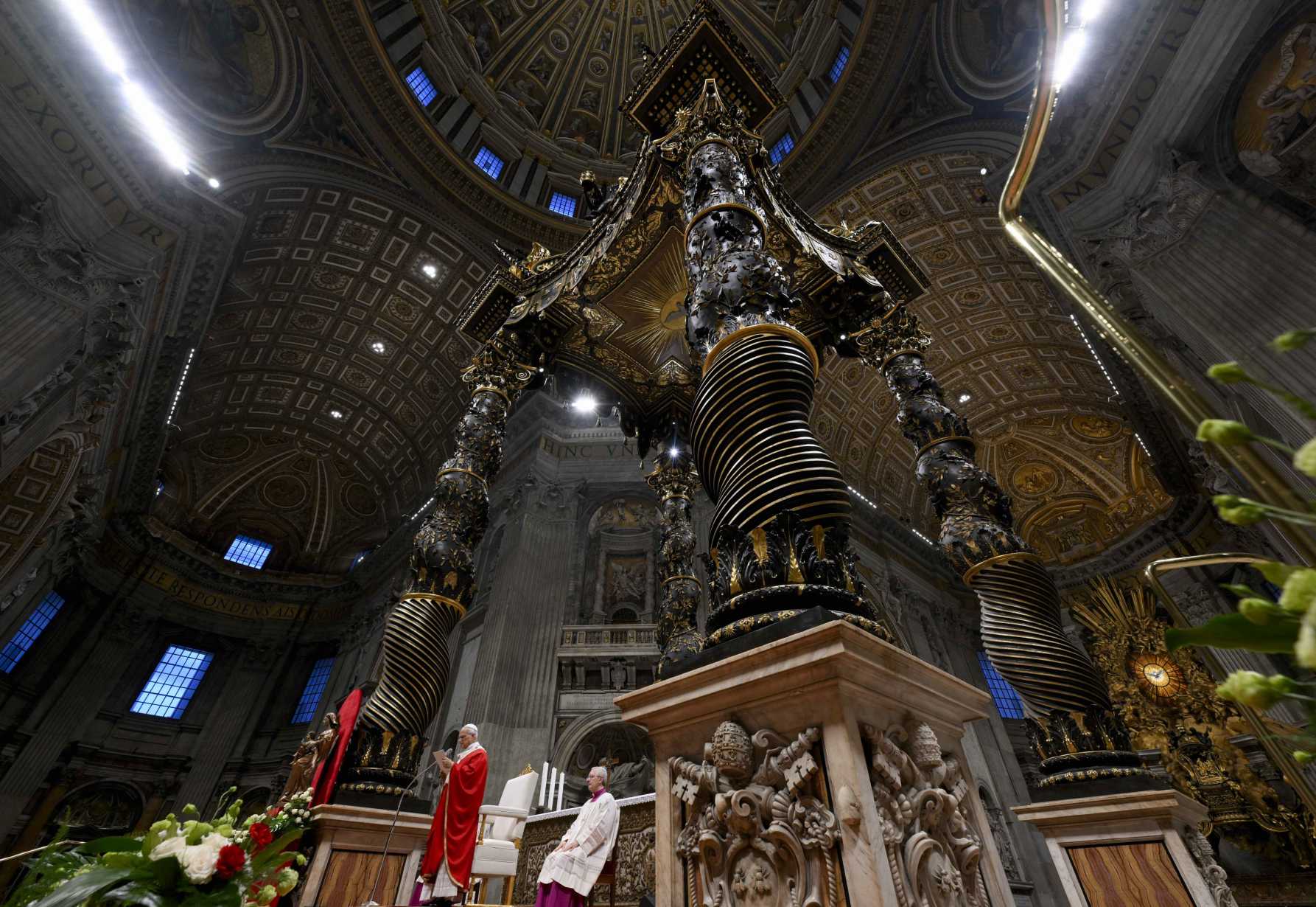 Fostering critical thinking at Catholic universities can counter 'false teachers,' pope says