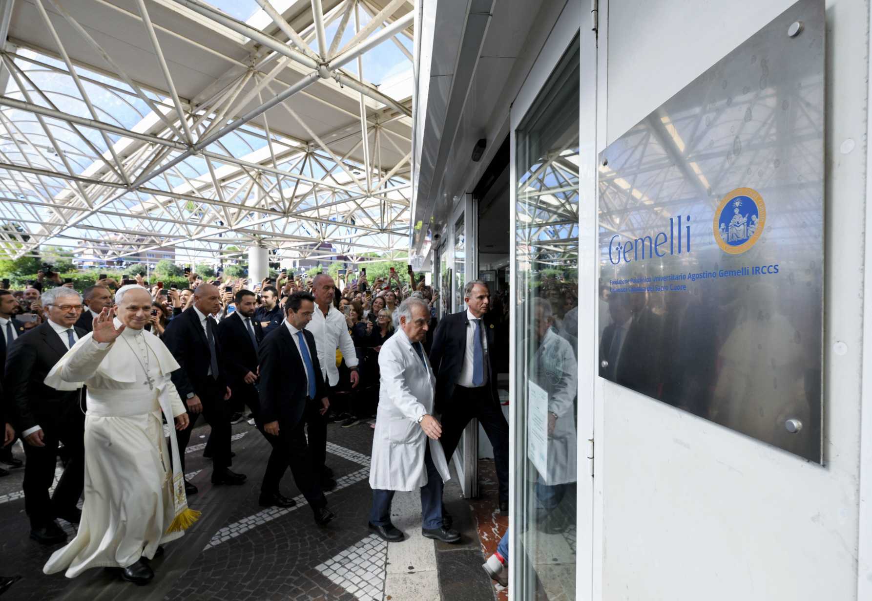 Pope arrives at hospital; will be operated on Oct. 13 to remove nodule in lung