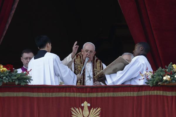 Pope Francis gives his Christmas blessing