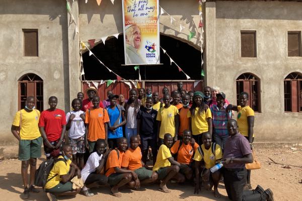 Pilgrims walking to meet the pope in South Sudan