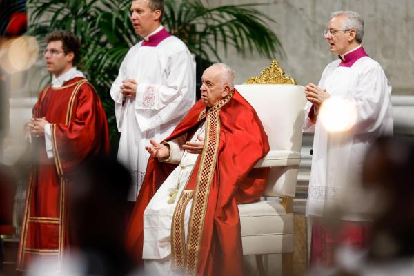 Pope Francis praying