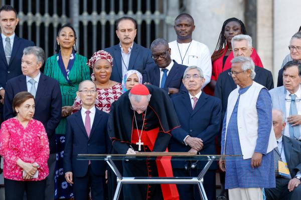 Cardinal Parolin signs Declaration on Human Fraternity.