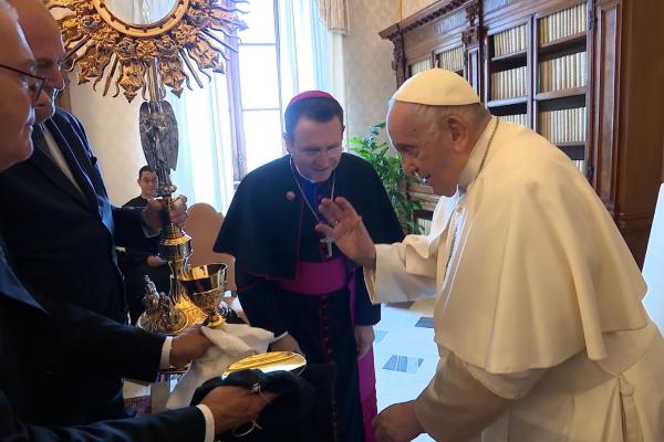 Pope blesses monstrance