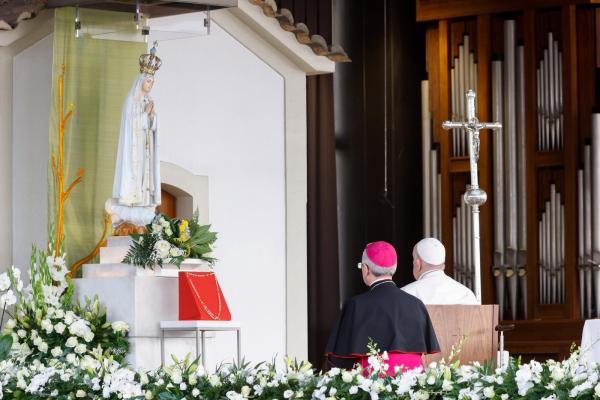 Pope Francis prays at Fatima