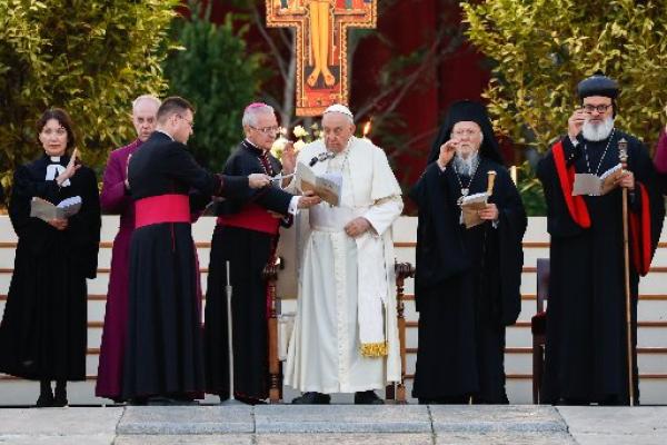 Pope Francis and ecumenical leaders give their blessing
