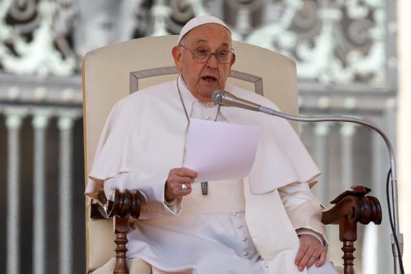 Pope Francis asks prayers for peace