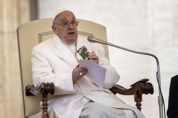 Pope Francis holds Ukrainian soldier's Bible