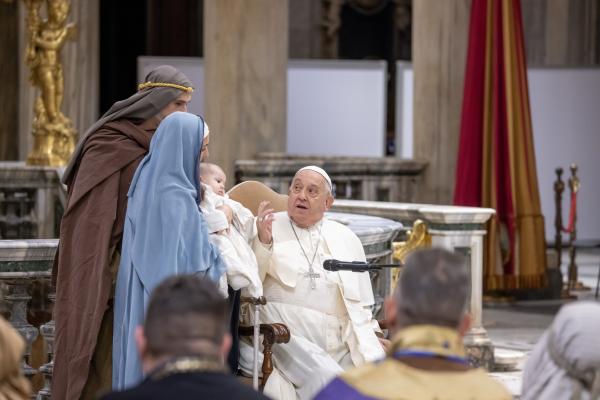Pope Francis with couple playing the Mary and Joseph