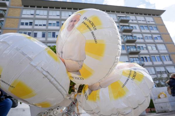 Balloons in front of Rome's Gemelli hospital