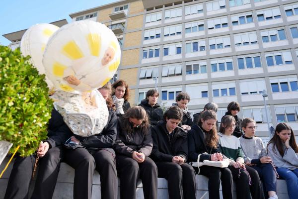 People pray for pope at Rome's Gemelli hospital