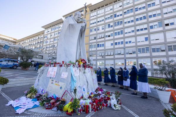 Religious sisters pray for Pope Francis at the hospital