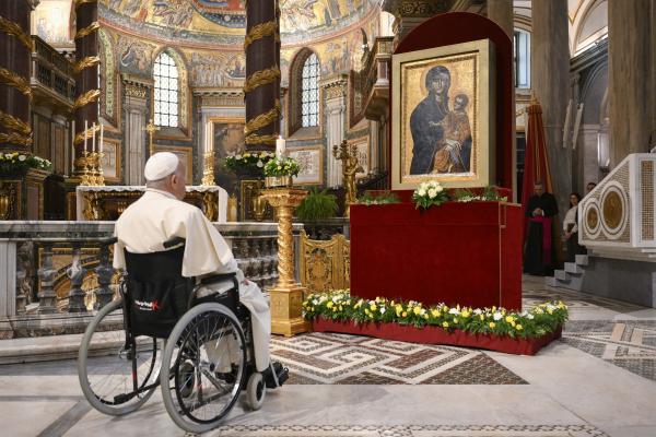 Pope Francis praying before a Marian icon in Basilica of St. Mary Major